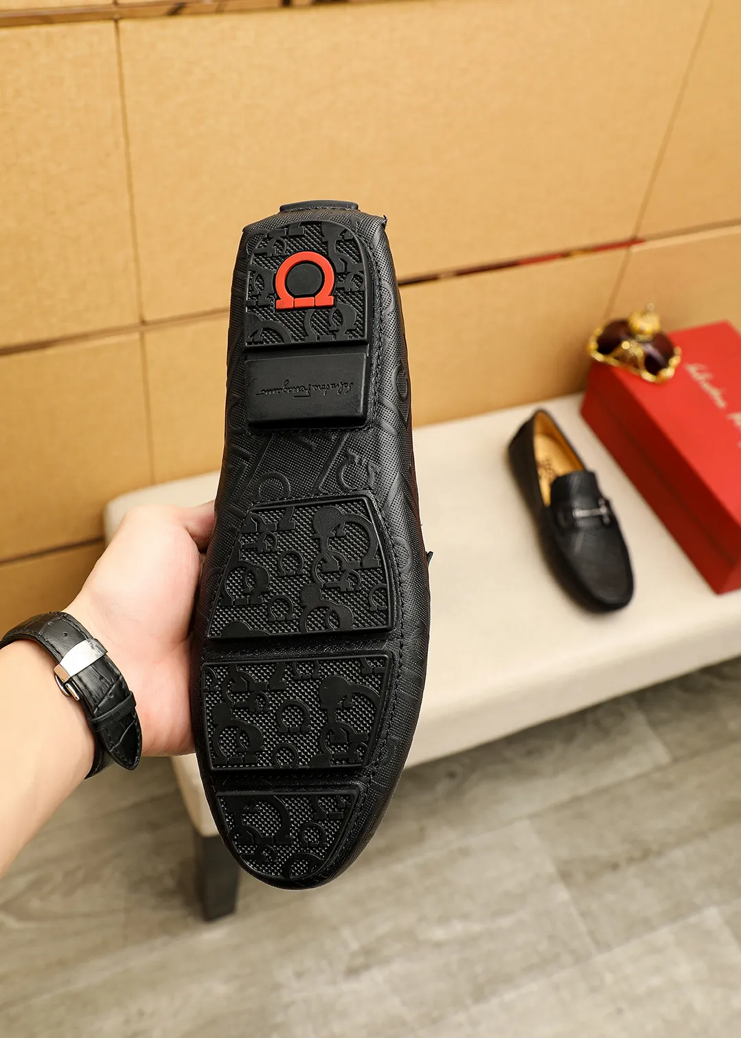 Men's shoes 💰380 💐 Product trademark: Ferragamo "Ferragamo" bean shoes Regular size: 38-44 (45.46.47🉑️Customized) Product materials: Selected imported calfskin embossed upper + classic hardware buckle, imported pig leather lining. Strong three-dimensional visual effect, original outsole color: 1⃣️color optional